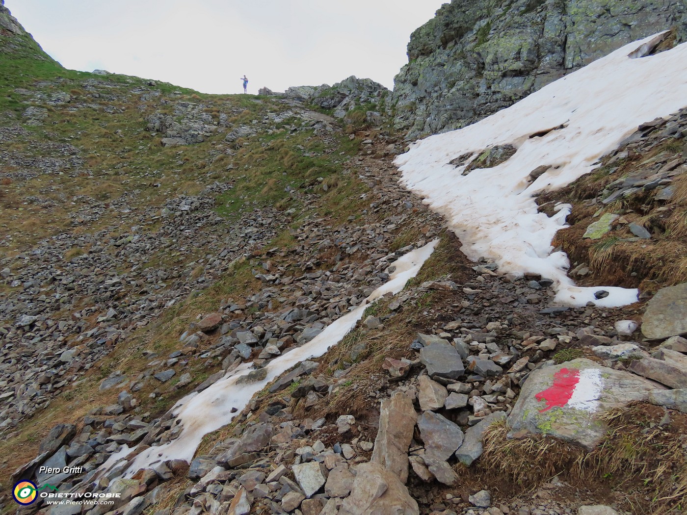 68 Ancora strisciate di neve verso la Bocchetta Triomen.JPG